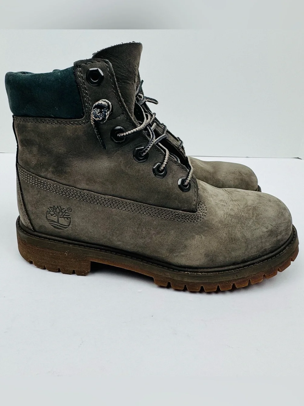 Timberland Kid's Waterproof Boots. Non marking sole. Lace-up design. Size 4.5.